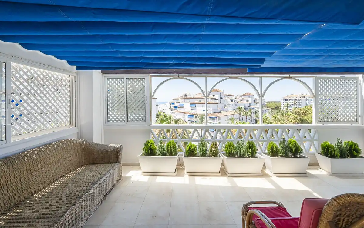 Ático con piscina en venta en Avenida Playas del Duque, imagen 2