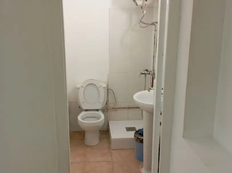 Badezimmer von Geschaftsraum zum Verkauf in Barcelona mit Parkett
