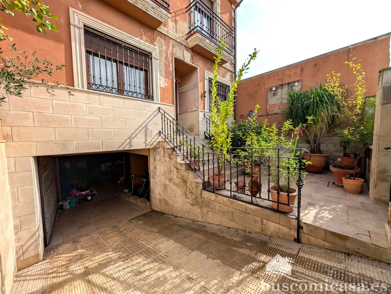Vista exterior de Casa o xalet en venda en Linares amb Aire condicionat, Calefacció i Traster