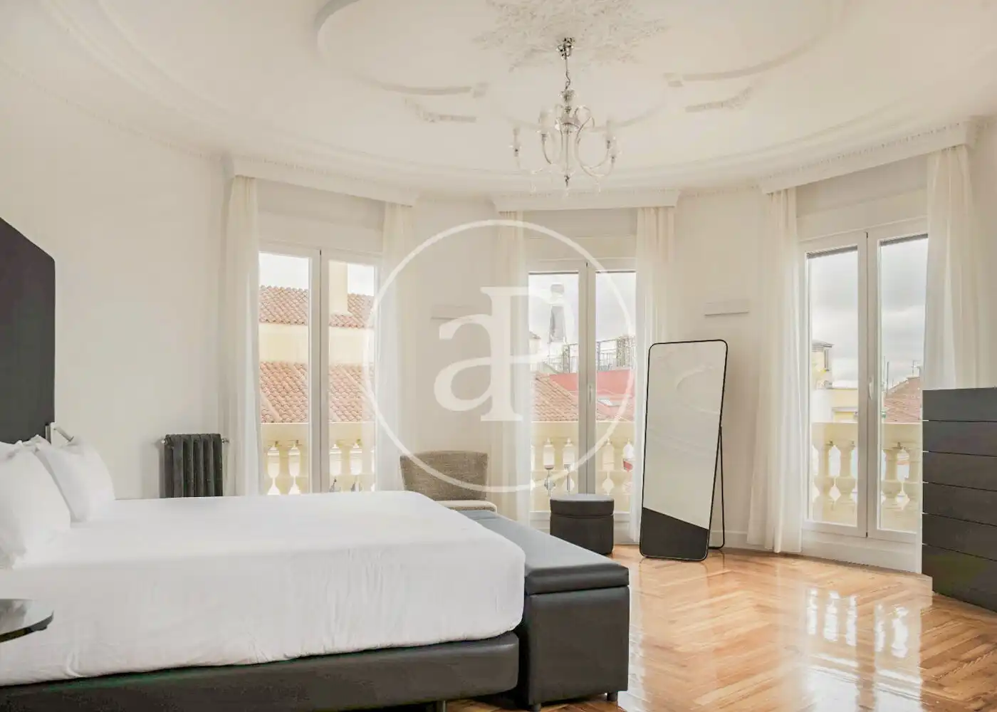 Schlafzimmer von Dachboden zur Miete in Madrid mit Klimaanlage, Heizung und Terrasse