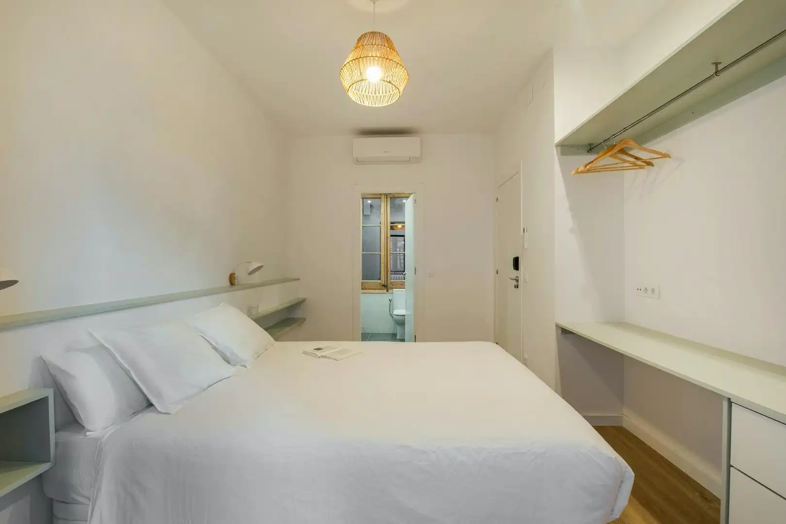 Schlafzimmer von Wohnung zur untervermieten in Barcelona mit Klimaanlage, Heizung und Möbliert