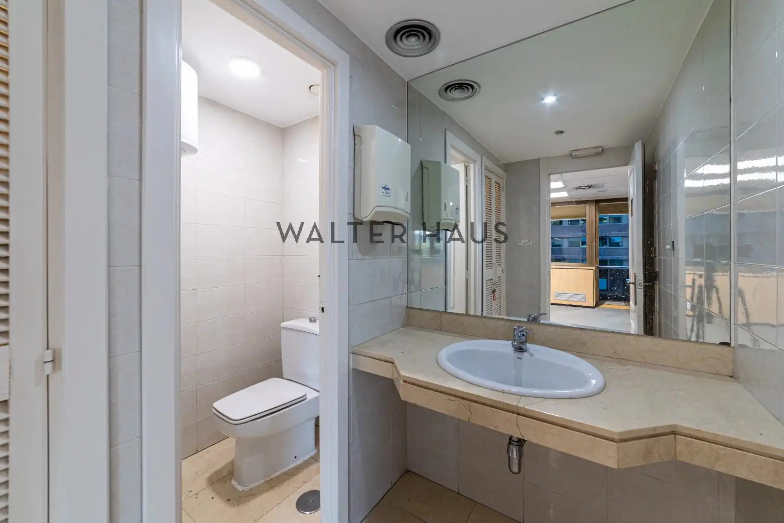 Baño de Oficina de alquiler en Madrid con Aire acondicionado y Calefacción