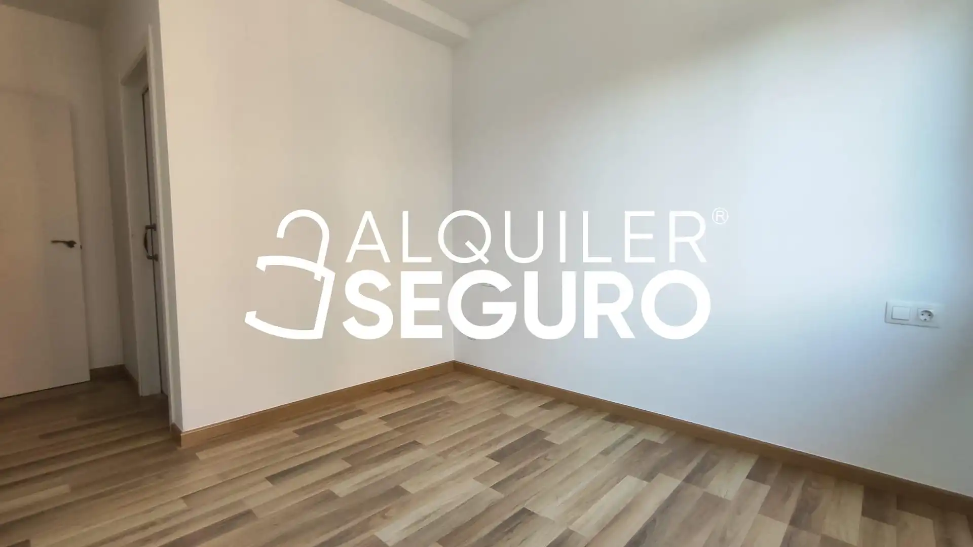 Bedroom of Flat for rent in Torrent  with Air Conditioner and Storage room