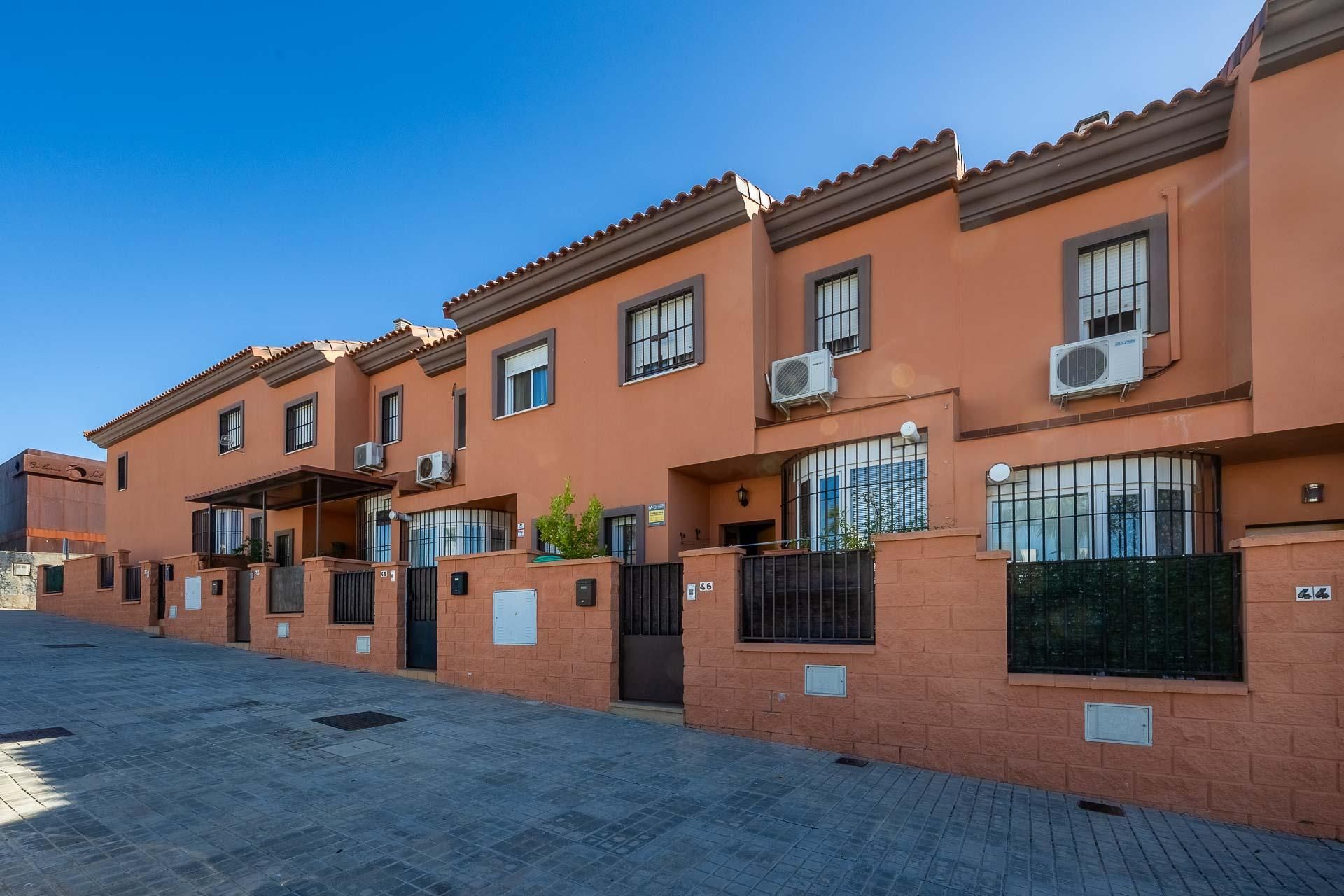 Vista exterior de Casa adosada en venda en Guillena amb Aire condicionat, Calefacció i Jardí privat
