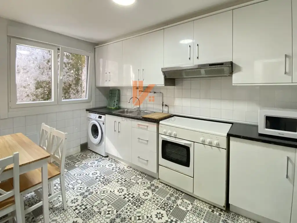 Cuina de Apartament de lloguer en Santiago de Compostela  amb Terrassa i Moblat