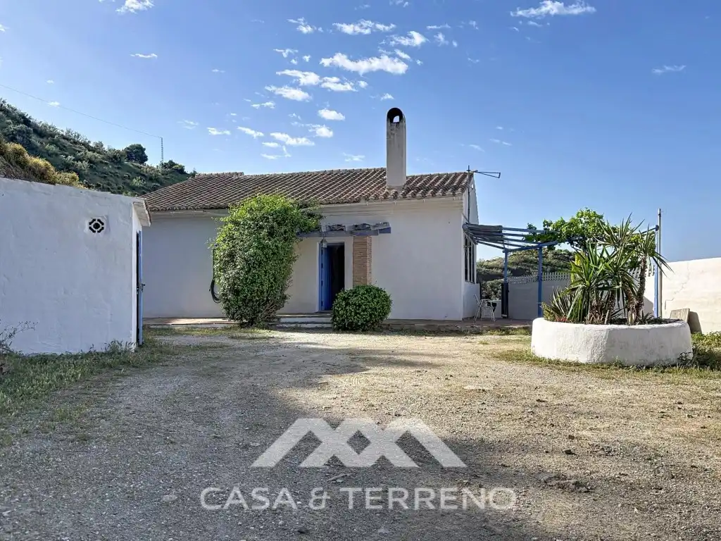 Vista exterior de Casa o xalet en venda en Canillas de Aceituno amb Jardí privat, Terrassa i Piscina