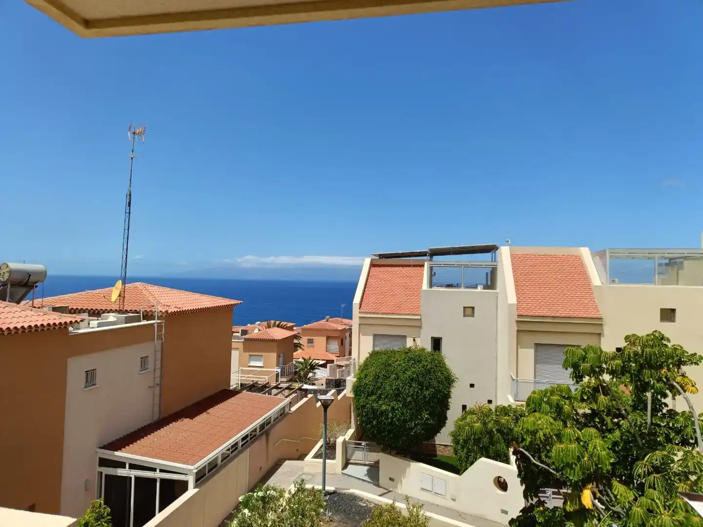 Vista exterior de Casa adosada en venda en Santiago del Teide amb Piscina i Balcó