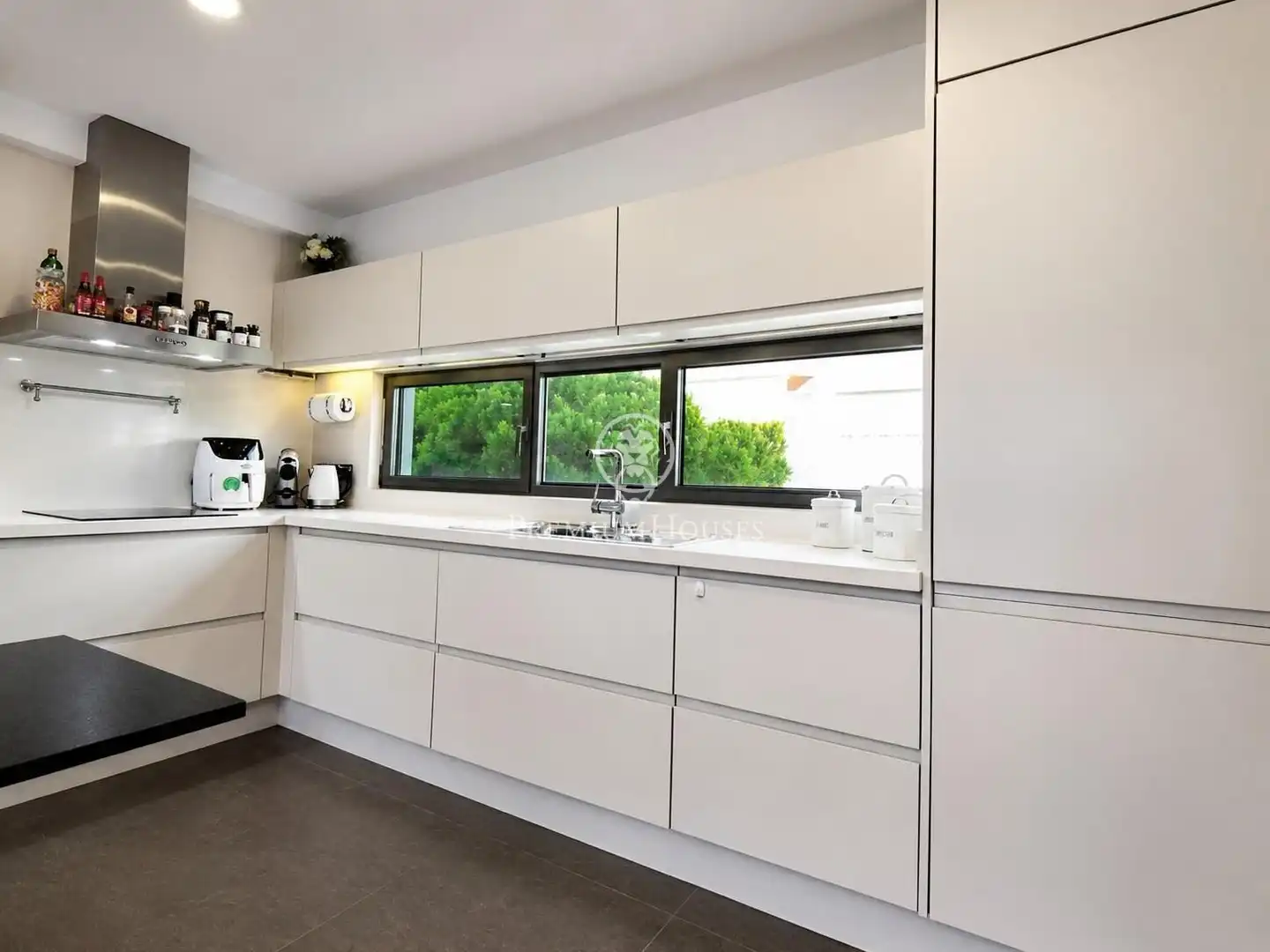 Küche von Wohnung zum Verkauf in Barcelona mit Heizung, Privatgarten und Terrasse
