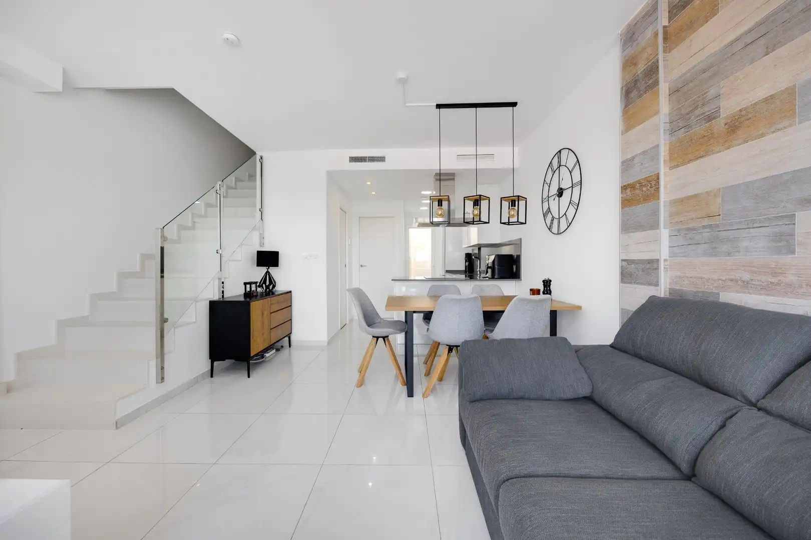 Wohnzimmer von Einfamilien-Reihenhaus zum Verkauf in Torrevieja mit Klimaanlage, Heizung und Terrasse