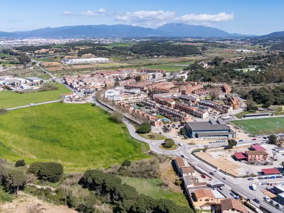 Vista exterior de Casa adosada en venda en Vilanova del Vallès amb Aire condicionat i Piscina