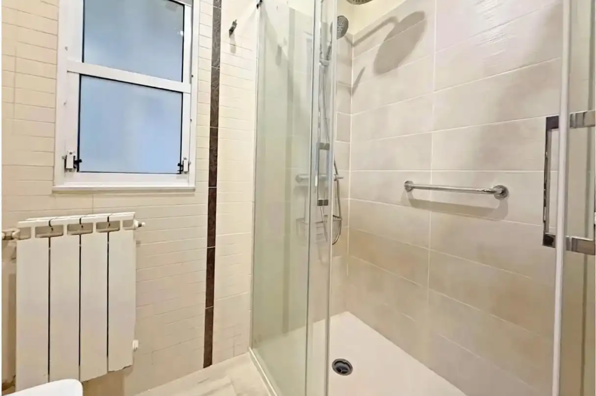 Baño de Piso de alquiler en A Coruña Capital  con Calefacción, Terraza y Amueblado