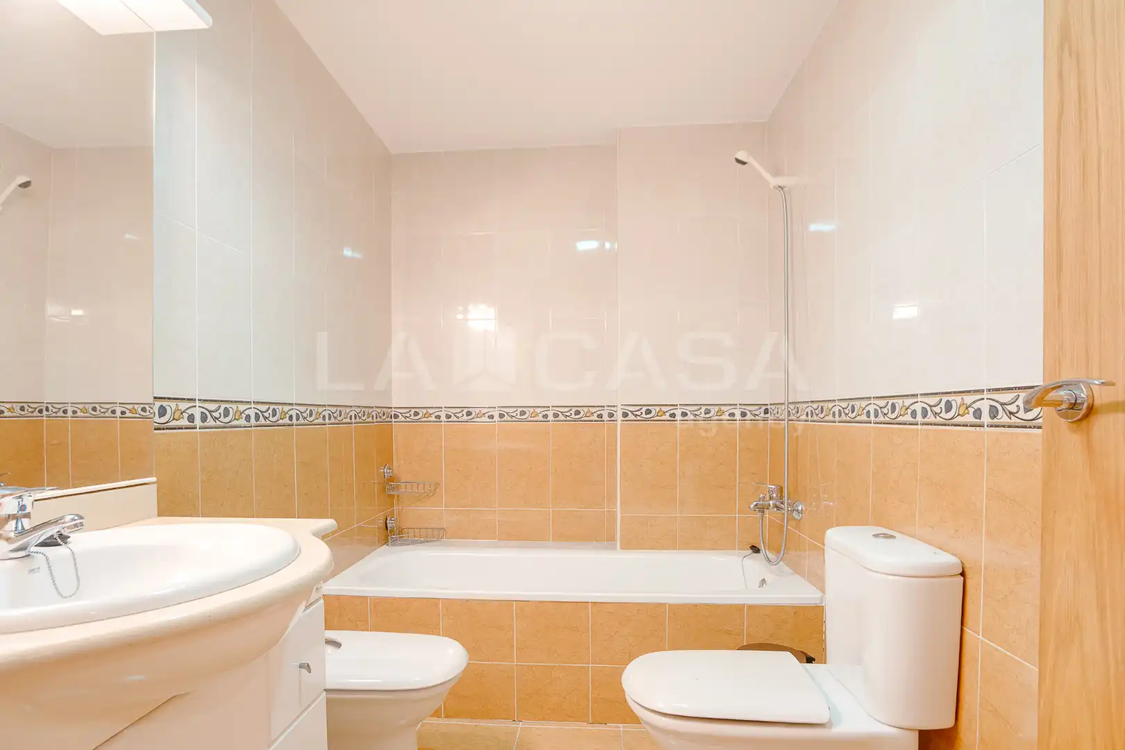 Baño de Piso en venta en Santa Coloma de Gramenet con Calefacción, Terraza y Trastero