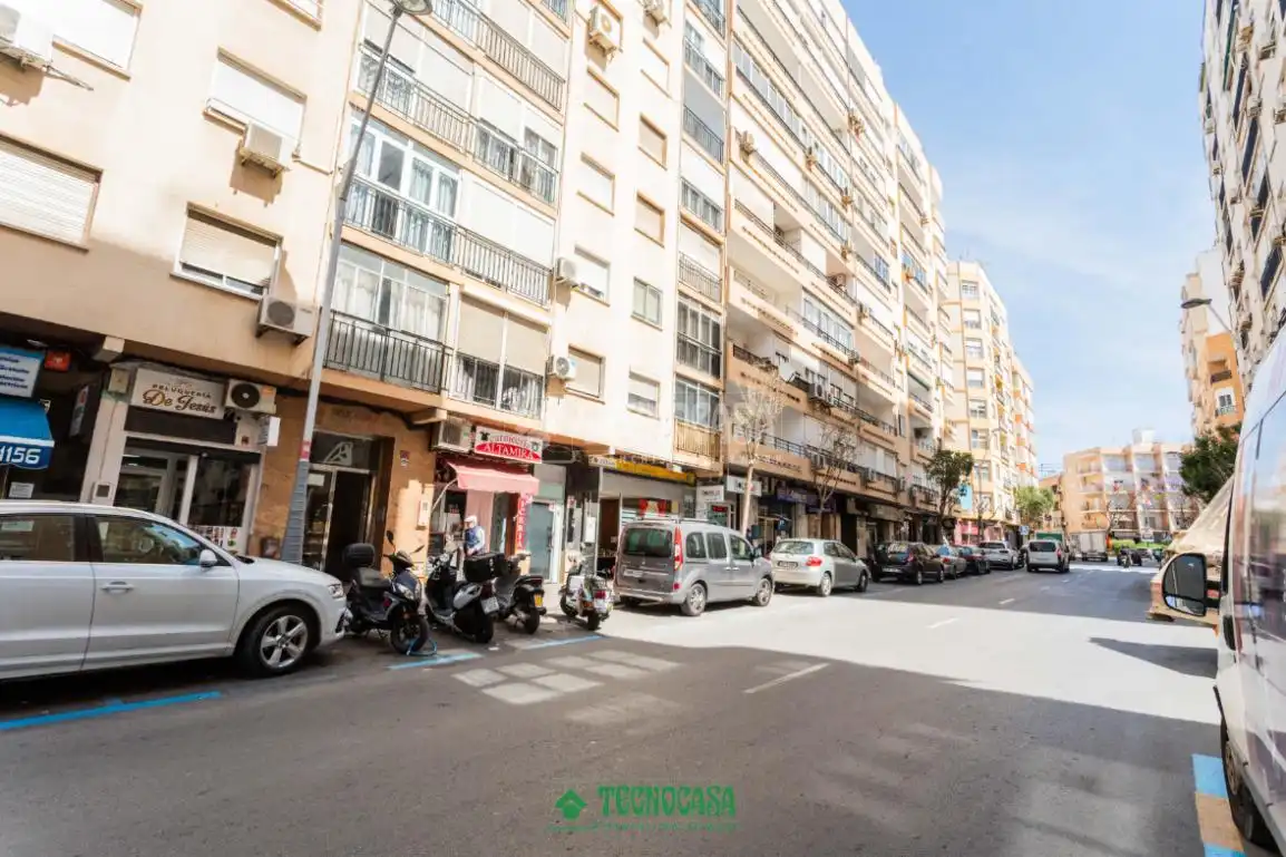Vista exterior de Piso en venta en Almería con Calefacción y Balcón