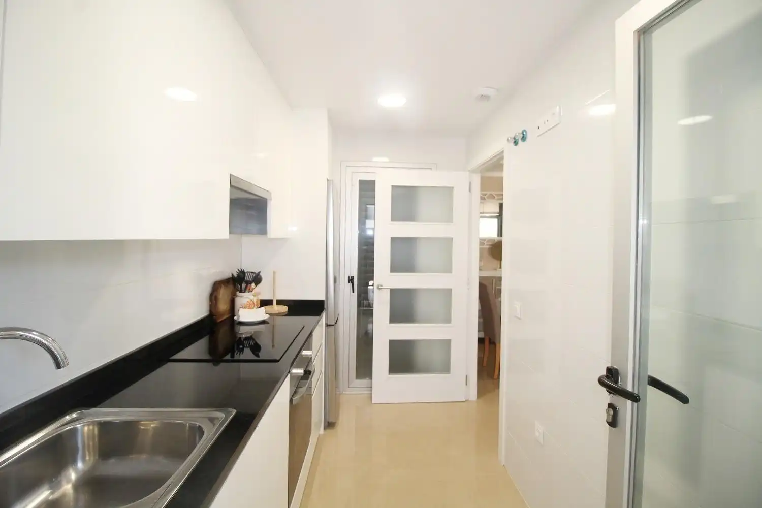 Küche von Wohnung zum Verkauf in Oropesa del Mar / Orpesa mit Klimaanlage, Privatgarten und Terrasse