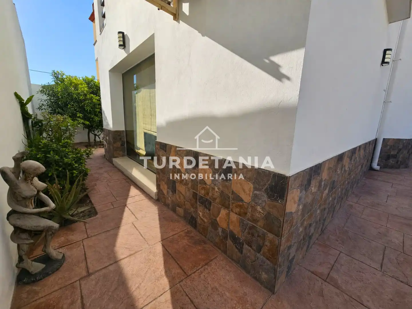 Vista exterior de Casa o xalet en venda en Sanlúcar de Barrameda amb Aire condicionat, Terrassa i Balcó