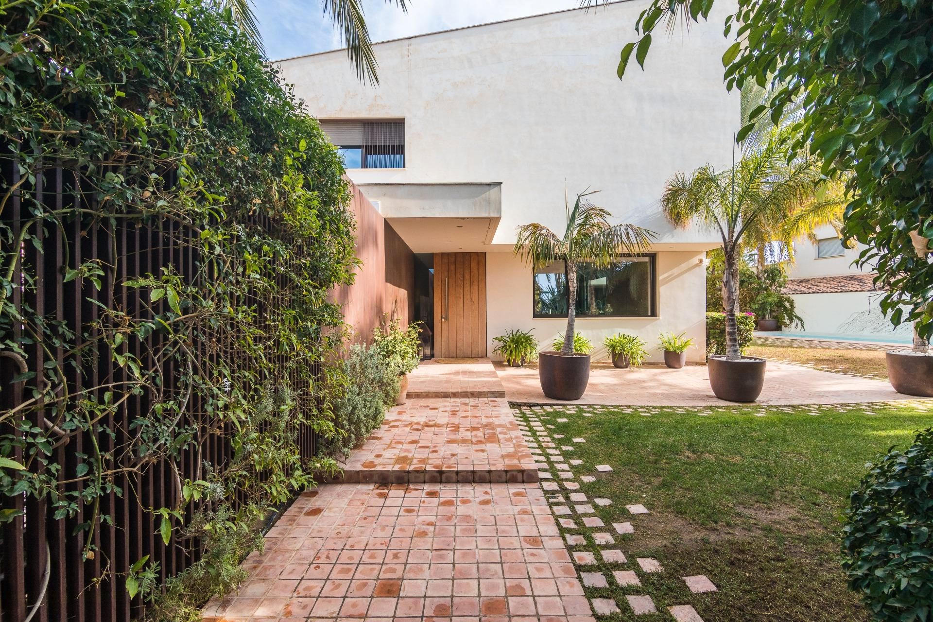 Vista exterior de Casa o xalet en venda en Elche / Elx amb Aire condicionat, Calefacció i Jardí privat