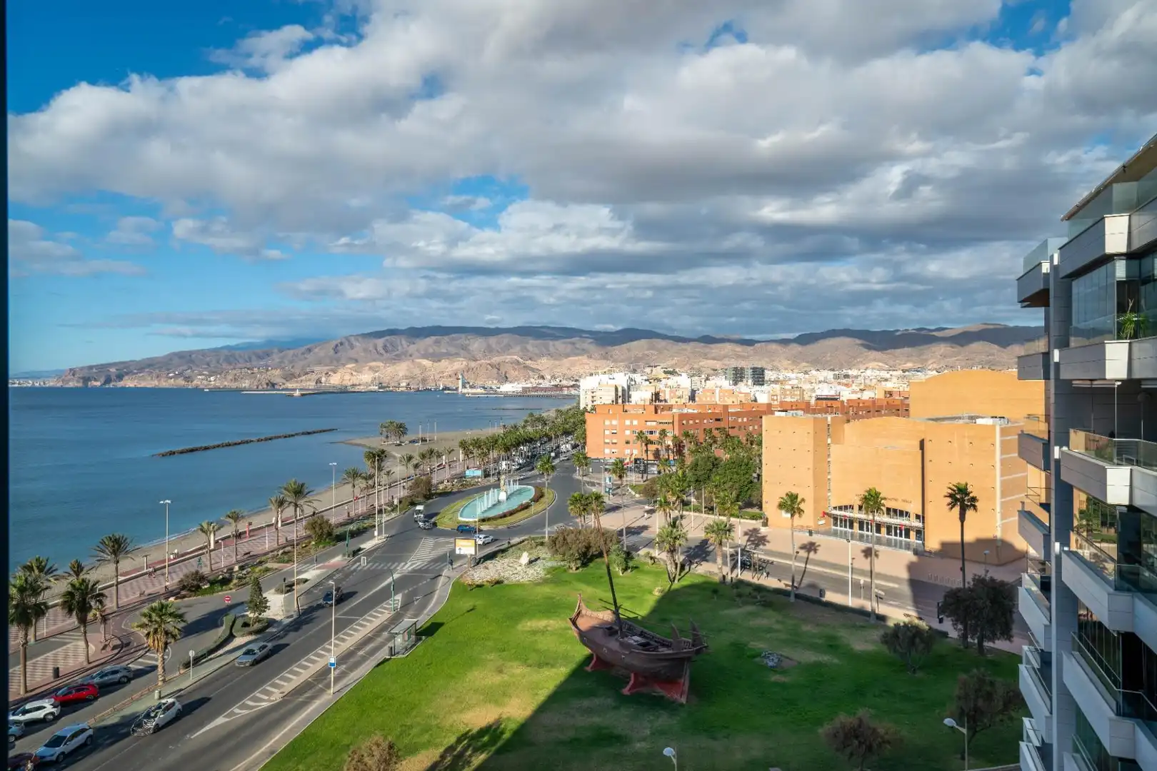 Vista exterior de Piso en venta en Almería con Aire acondicionado, Calefacción y Jardín privado