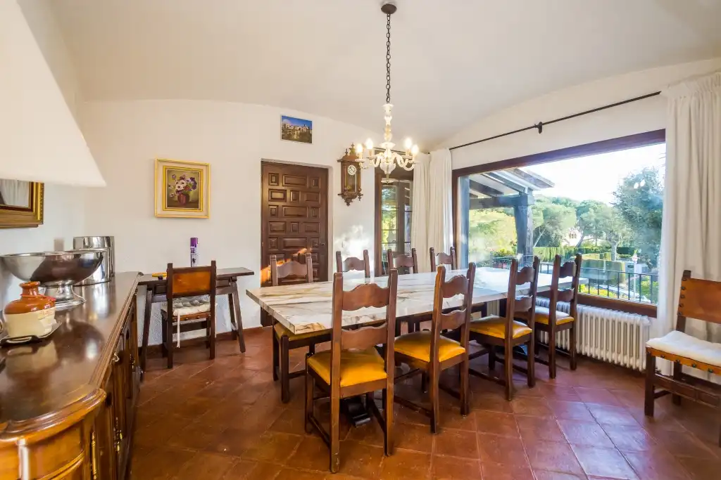 Esszimmer von Haus oder Chalet zum Verkauf in Castell d'Aro, Platja d'Aro i s'Agaró mit Klimaanlage, Heizung und Privatgarten