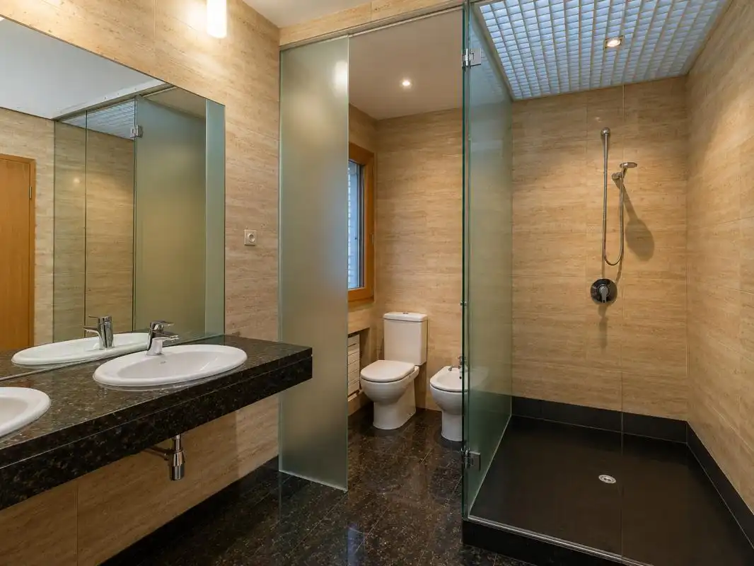 Bathroom of Houses for sale in Pozuelo de Alarcón  with Air Conditioner, Heating and Private garden