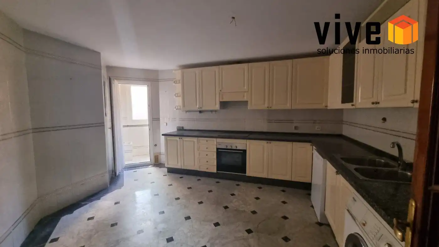 Küche von Wohnung zur Miete in Sevilla mit Klimaanlage, Terrasse und Abstellraum