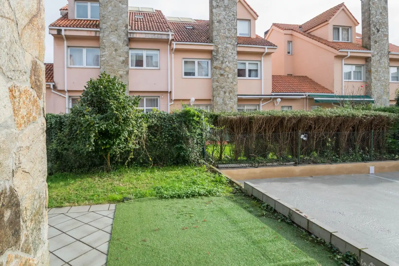 Vista exterior de Casa adosada en venta en Oleiros con Calefacción, Jardín privado y Parquet