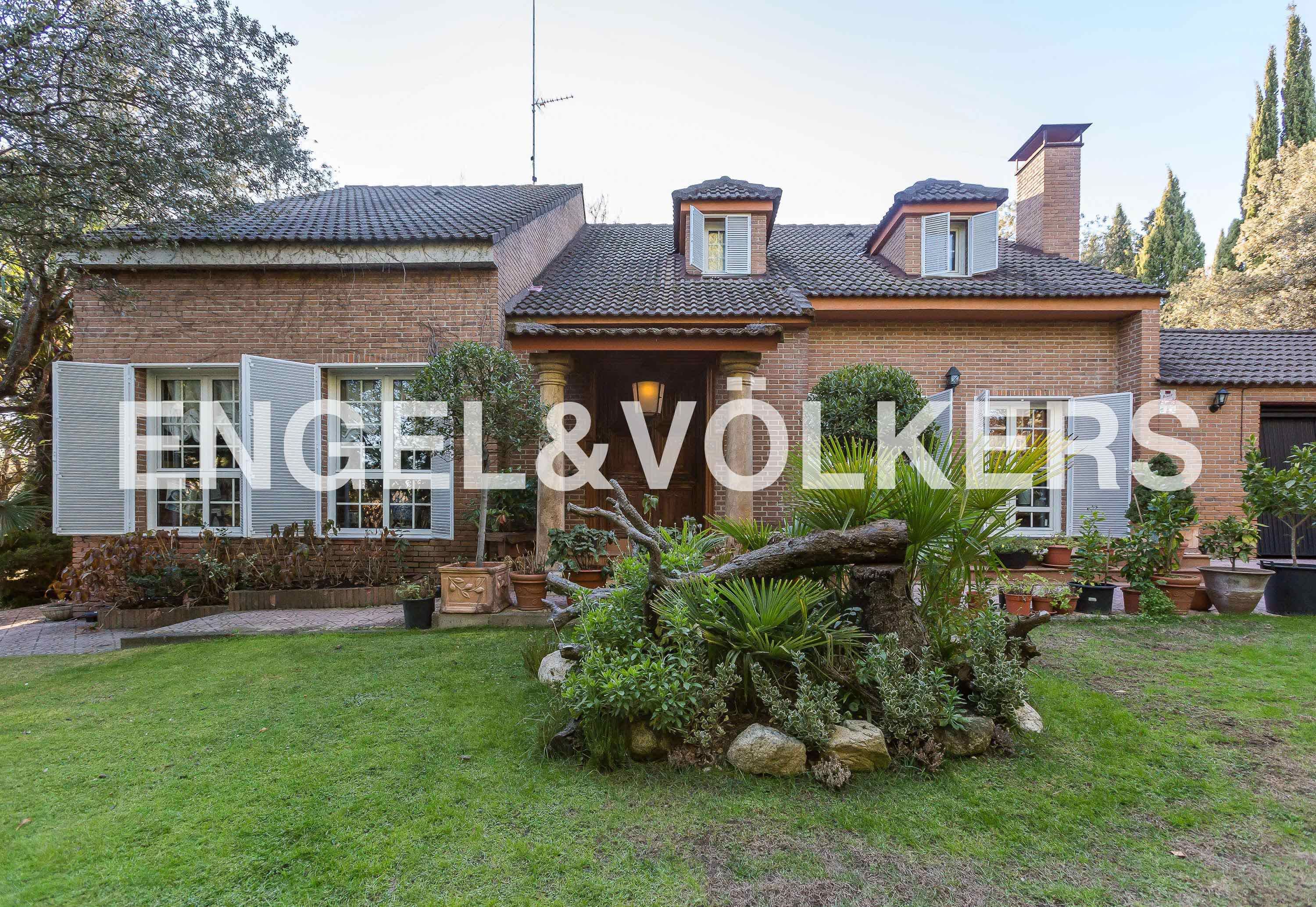 Vista exterior de Casa o xalet en venda en Las Rozas de Madrid amb Aire condicionat, Calefacció i Jardí privat