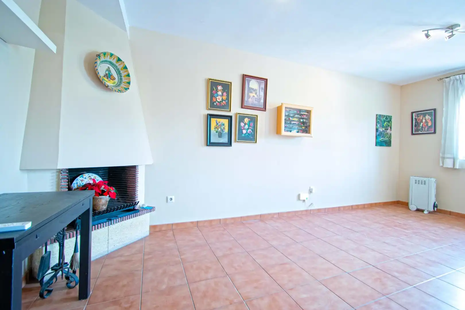 Sala d'estar de Casa adosada en venda en Tomares amb Terrassa i Traster
