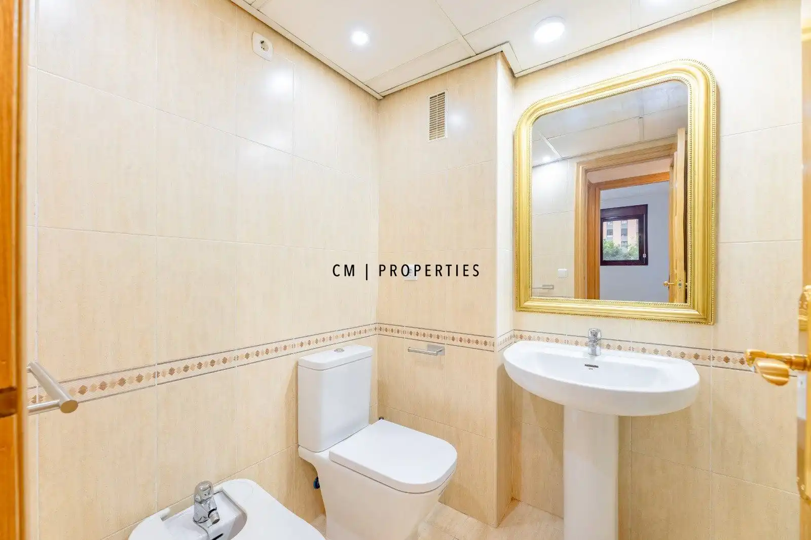 Bathroom of Flat for rent in Valencia  with Air Conditioner, Heating and Terrace