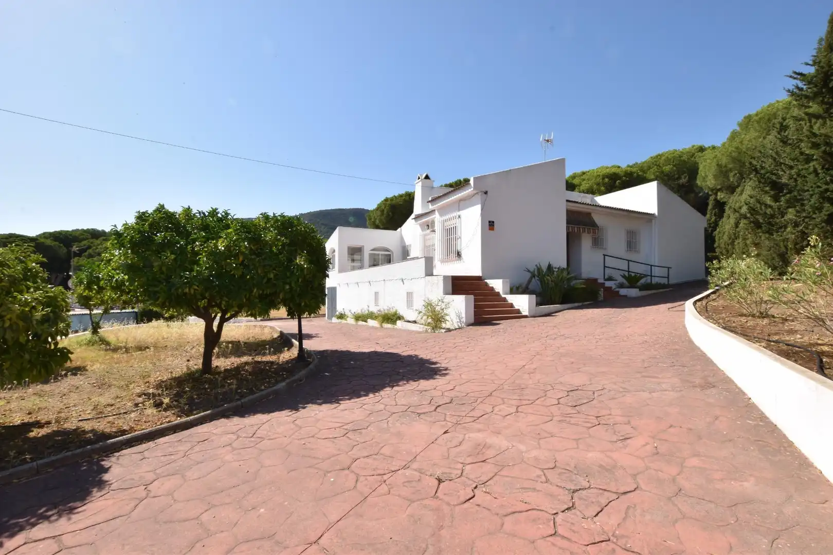 Vista exterior de Casa o xalet en venda en Alhaurín de la Torre amb Jardí privat, Terrassa i Piscina comunitària