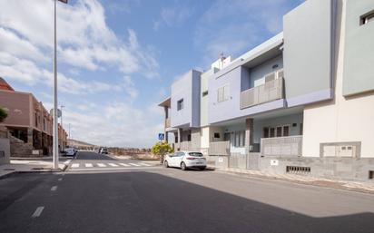 Vista exterior de Casa o xalet en venda en Agüimes amb Aire condicionat, Terrassa i Balcó