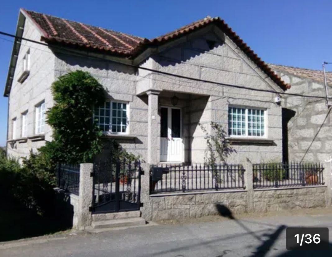 Vista exterior de Casa o xalet en venda en Vilagarcía de Arousa amb Jardí privat, Terrassa i Traster