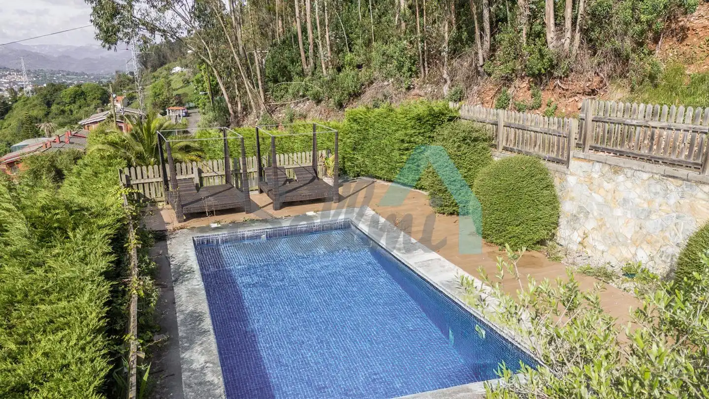 Piscina de Casa o chalet en venta en Oviedo  con Calefacción, Jardín privado y Parquet