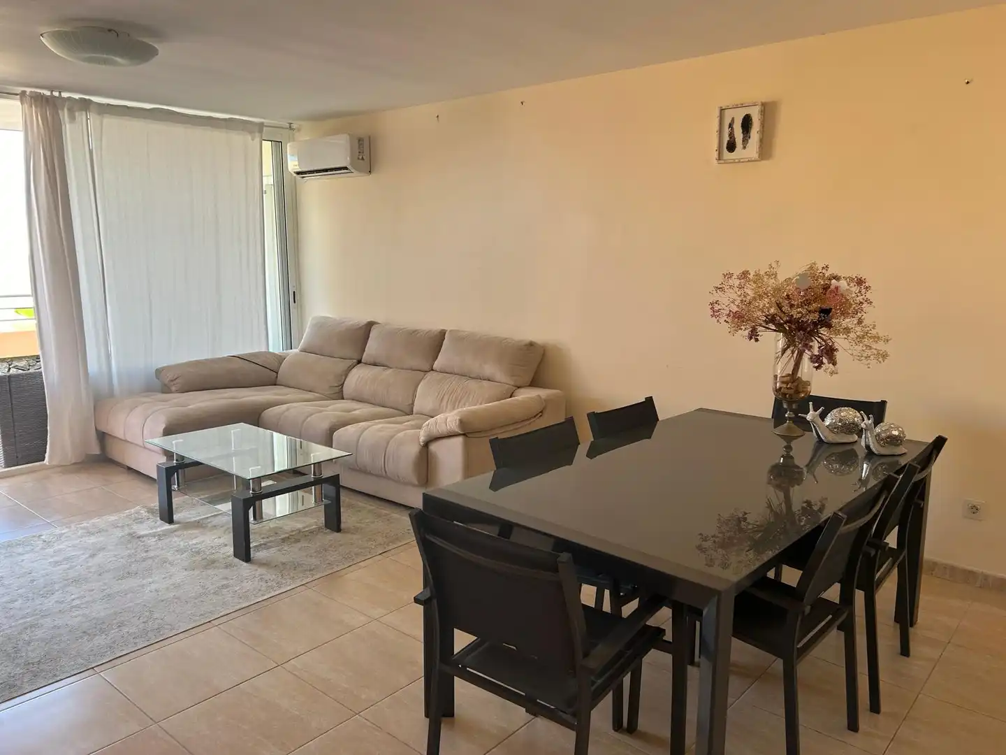 Sala d'estar de Casa adosada en venda en Adeje amb Aire condicionat, Terrassa i Moblat