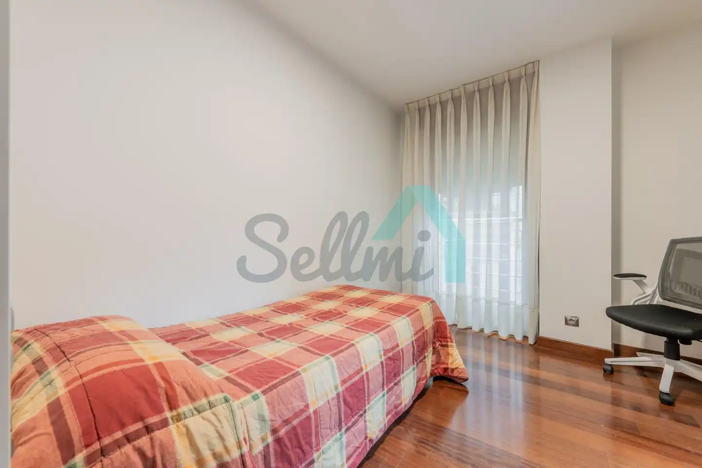 Schlafzimmer von Wohnung zur untervermieten in Oviedo  mit Heizung, Parkett und Möbliert