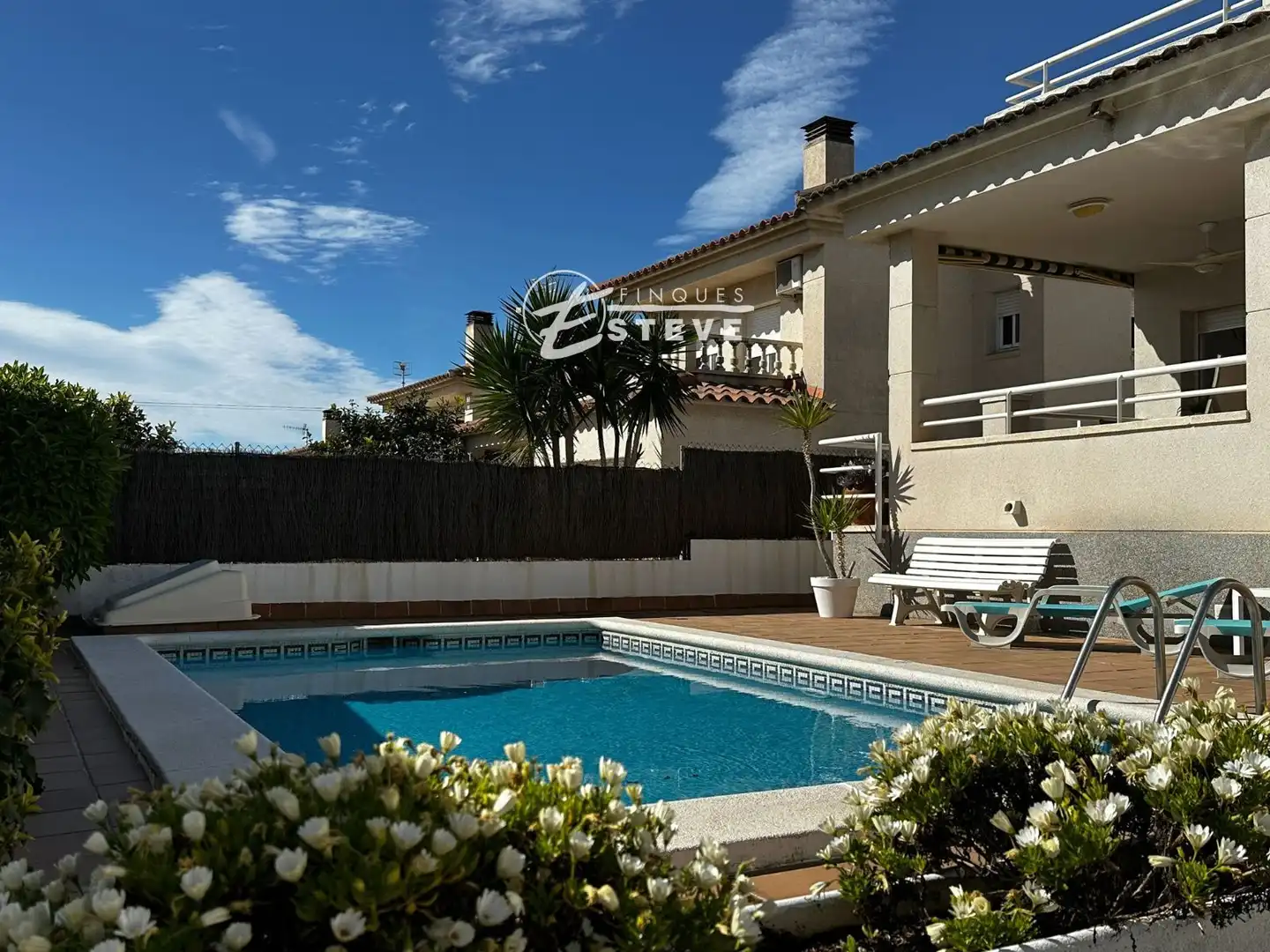 Vista exterior de Casa o chalet de alquiler en Calafell con Piscina y Amueblado