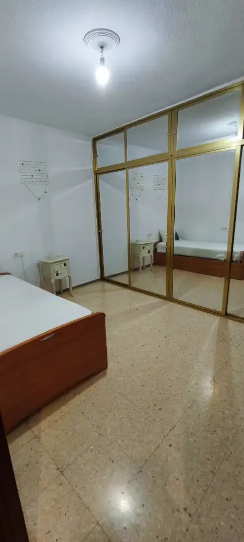 Dormitori de Pis de lloguer en Córdoba amb Aire condicionat, Terrassa i Moblat