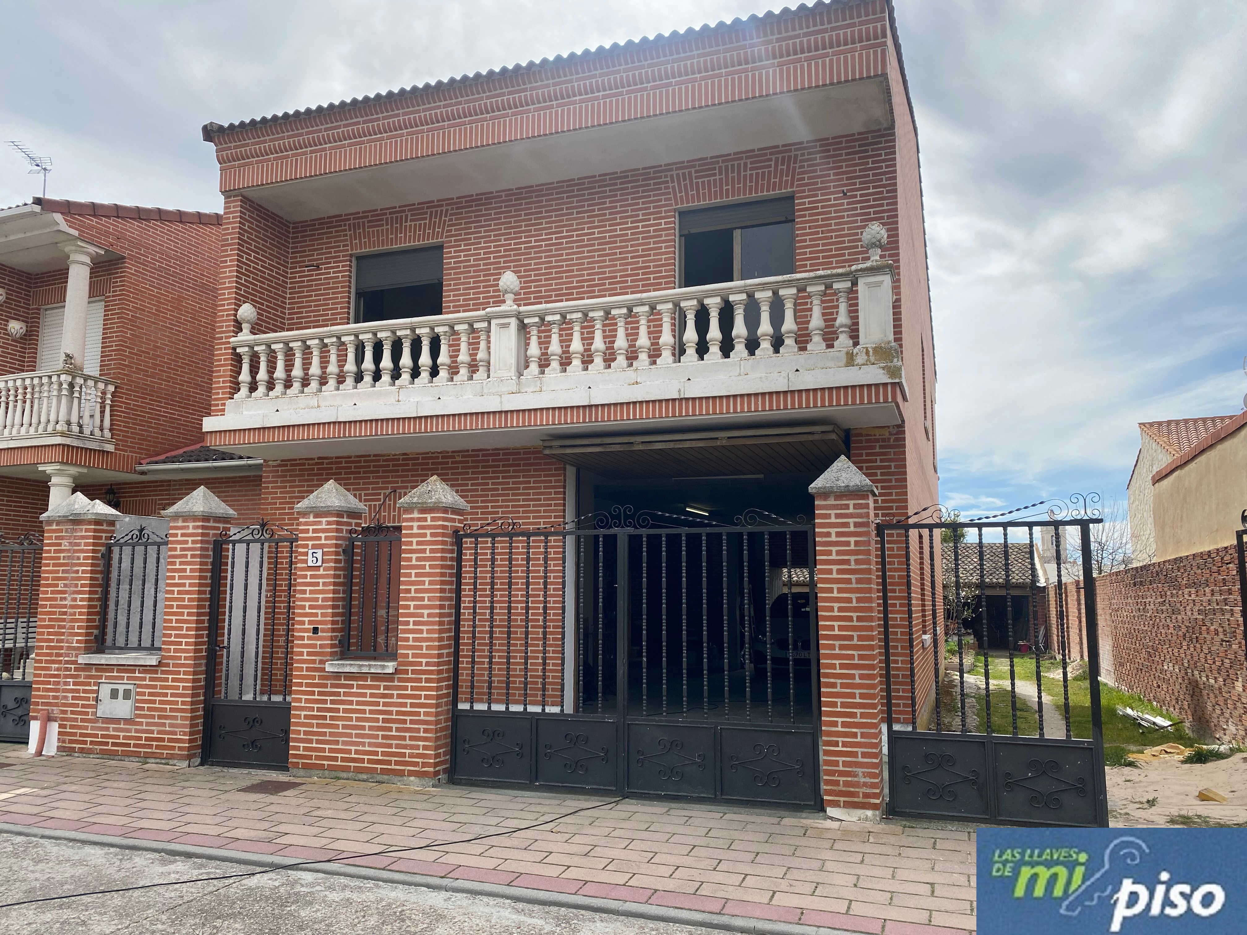Exterior view of House or chalet for sale in Aldeamayor de San Martín  with Private garden, Terrace and Storage room