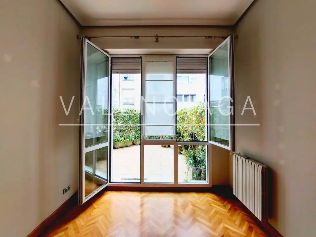 Vista exterior de Pis en venda en Donostia - San Sebastián  amb Calefacció, Terrassa i Traster