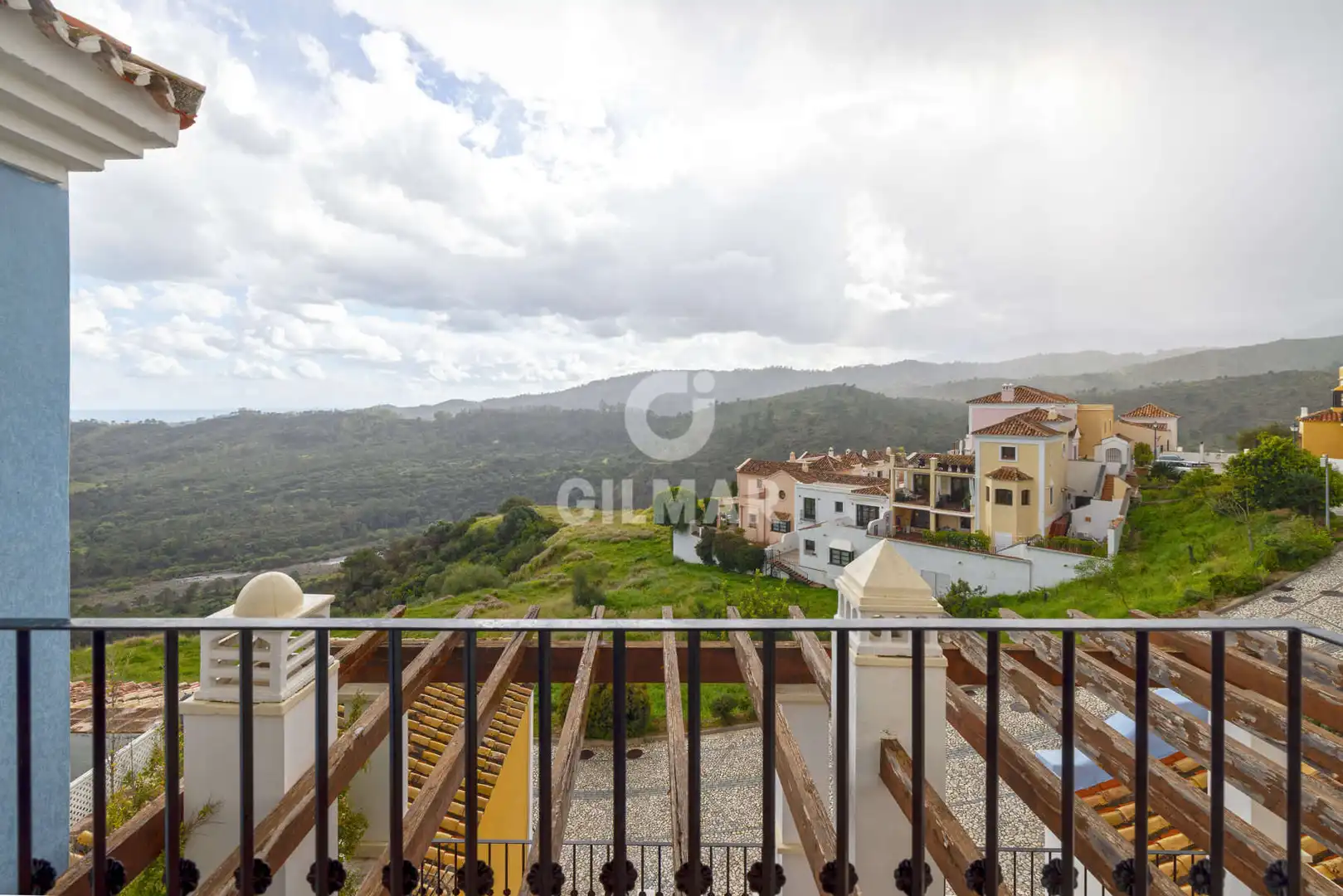 Vista exterior de Casa adosada en venta en Benahavís con Calefacción y Piscina