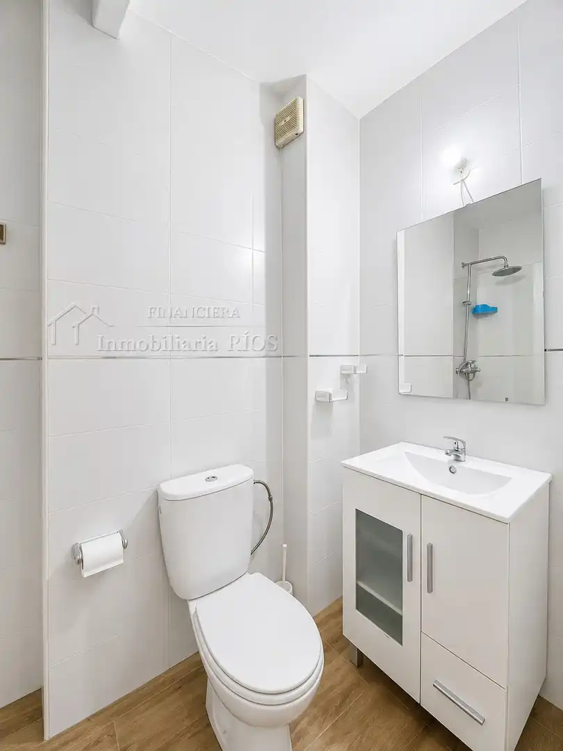 Bathroom of Flat for sale in Alcalá de Guadaira  with Air Conditioner