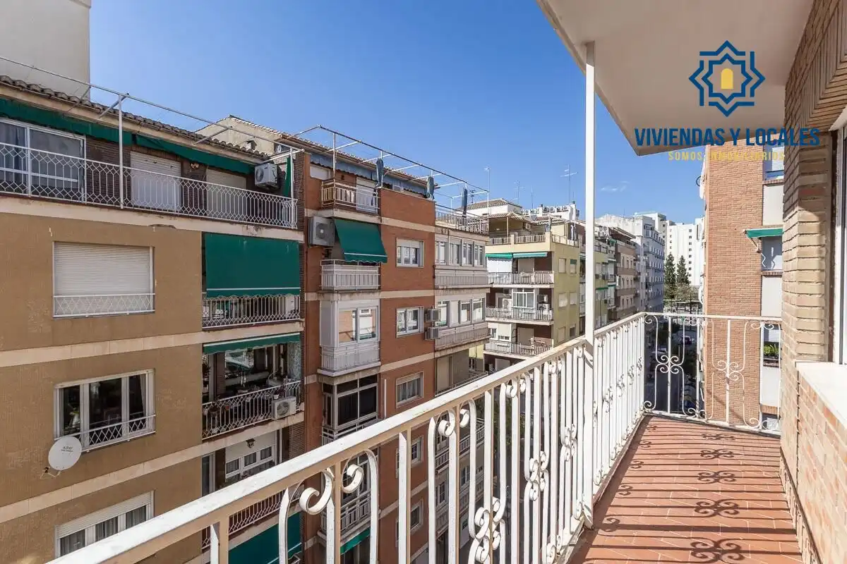 Vista exterior de Piso en venta en  Granada Capital con Calefacción y Balcón