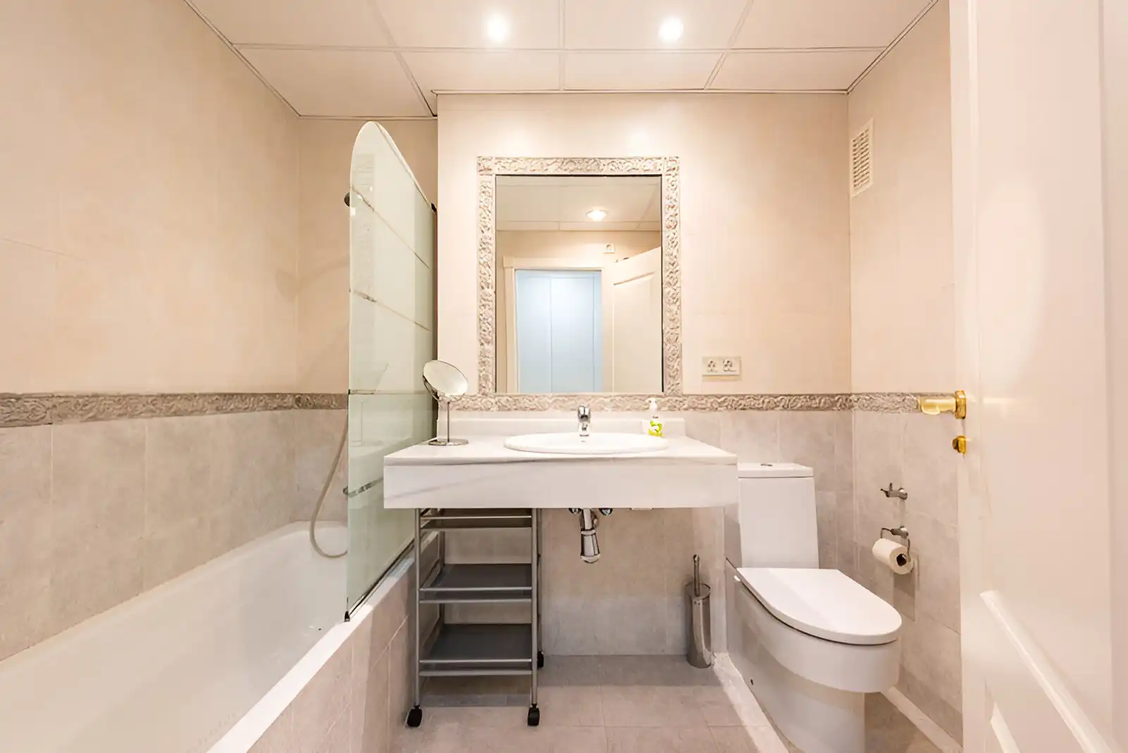 Badezimmer von Erdgeschoss zum Verkauf in Estepona mit Klimaanlage, Terrasse und Abstellraum