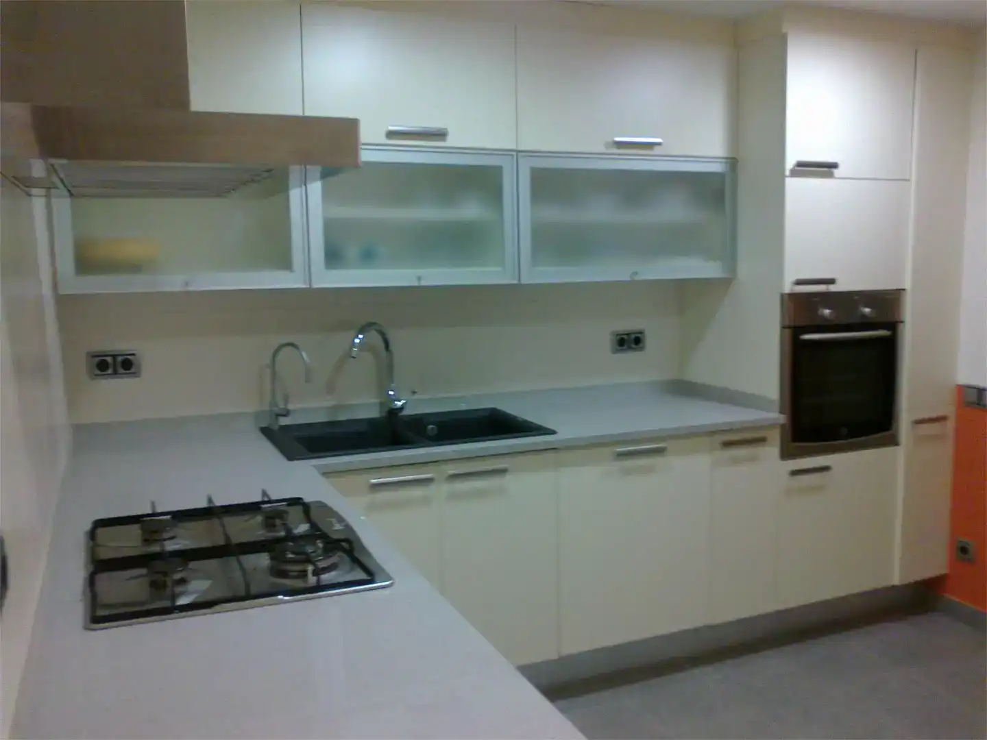 Cocina de Apartamento en venta en Castelldefels con Aire acondicionado, Jardín privado y Parquet