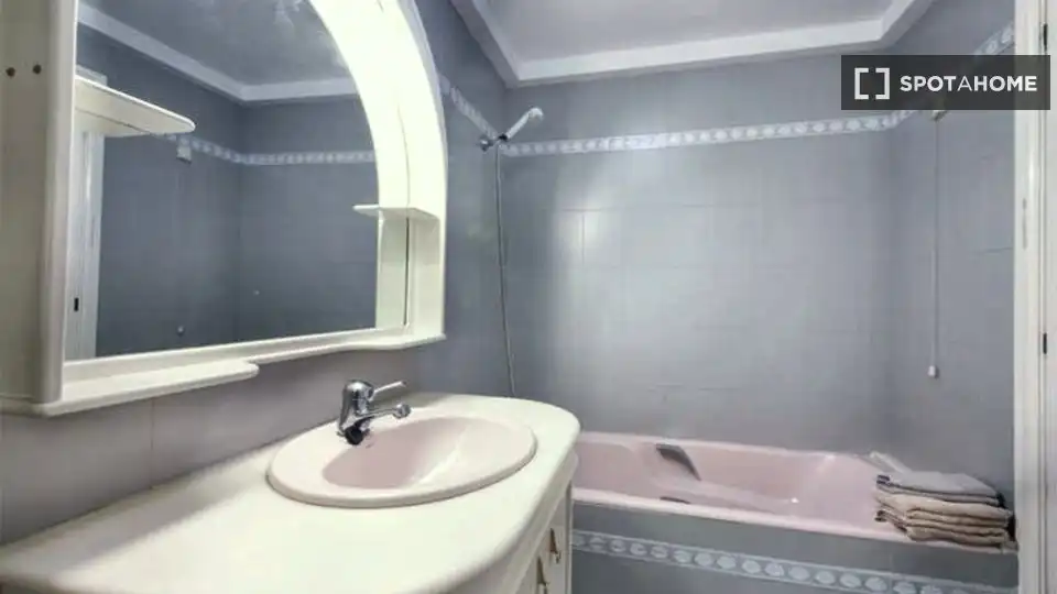 Bathroom of Apartments for share in Donostia - San Sebastián   with Air Conditioner, Terrace and Furnished