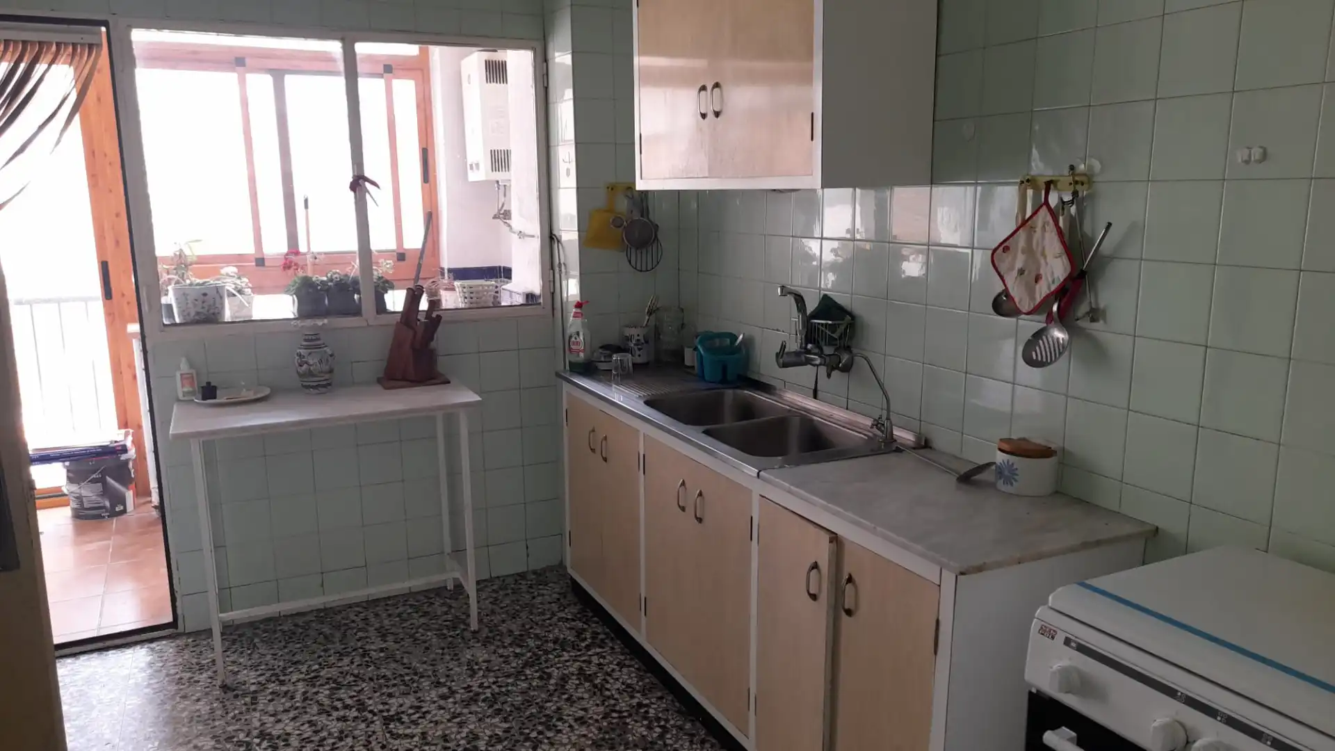 Küche von Wohnung zum Verkauf in Torrenueva Costa mit Ofen, Waschmaschine und Balkon
