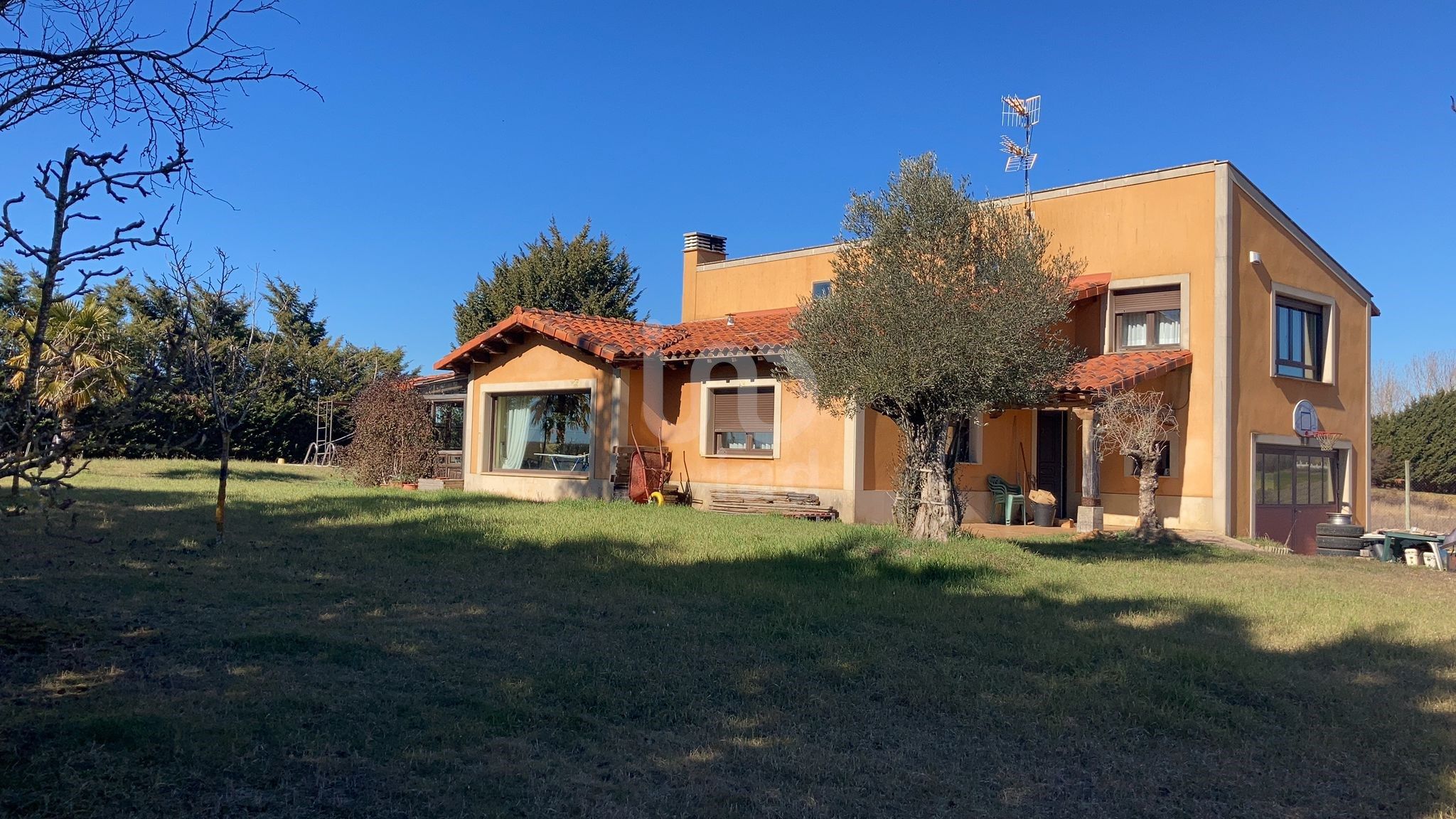 Vista exterior de Casa o xalet en venda en Villaturiel amb Calefacció i Piscina