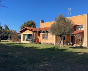 Vista exterior de Casa o xalet en venda en Villaturiel amb Calefacció i Piscina