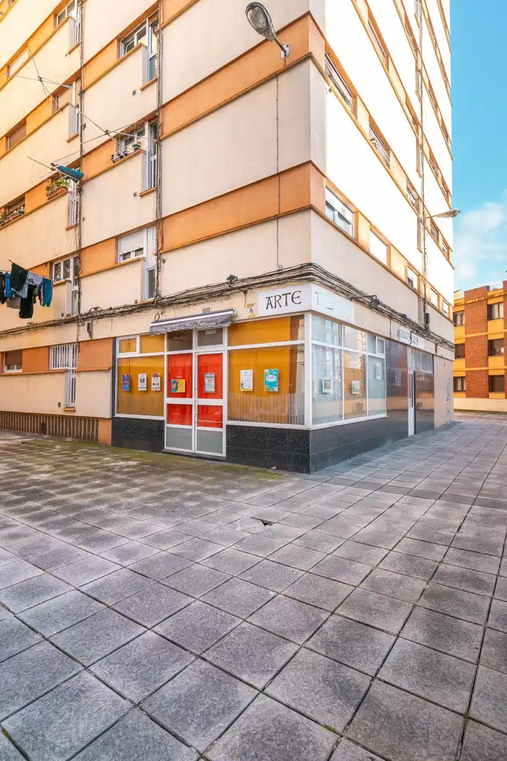 Vista exterior de Local en venta en Oviedo 