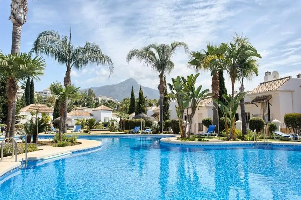 Schwimmbecken von Wohnungen zum Verkauf in Marbella mit Klimaanlage, Privatgarten und Terrasse