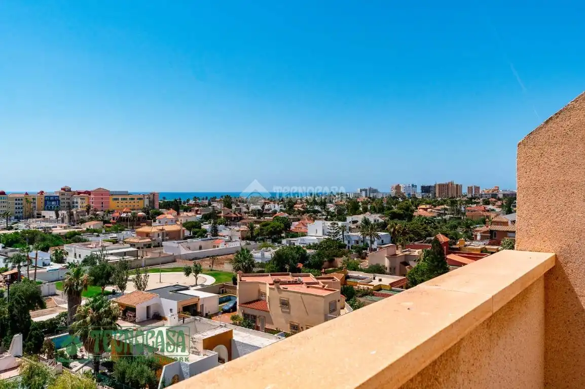 Vista exterior de Piso en venta en Roquetas de Mar con Calefacción y Terraza